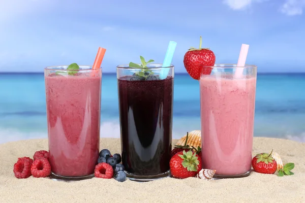 Frullati succo di frutta con frullato di frutta sulla spiaggia — Foto Stock