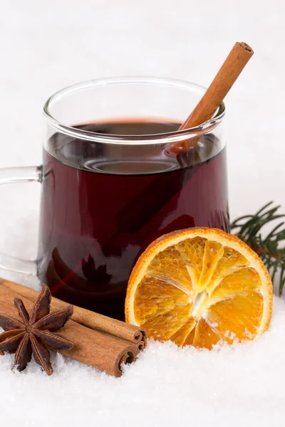 Mulled wine in winter alcohol drink with snow — Zdjęcie stockowe