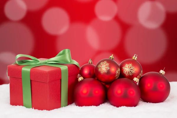 Weihnachtskarte Geschenkdekoration mit roten Kugeln — Stockfoto