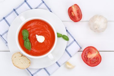Domates çorbası yemek yukarıdan kapta domates ile