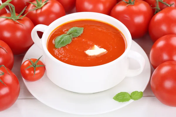 Minestra di pomodoro con pomodori in ciotola — Foto Stock