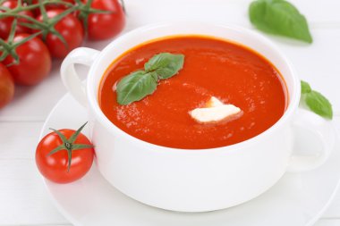 Domates çorbası yemek domates ve fesleğen kase