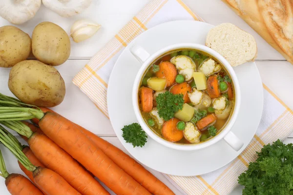 Овощной суп с овощами в миске сверху — стоковое фото