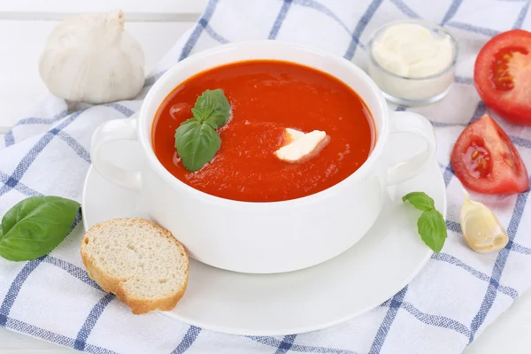 Sopa de tomate con tomates en taza —  Fotos de Stock