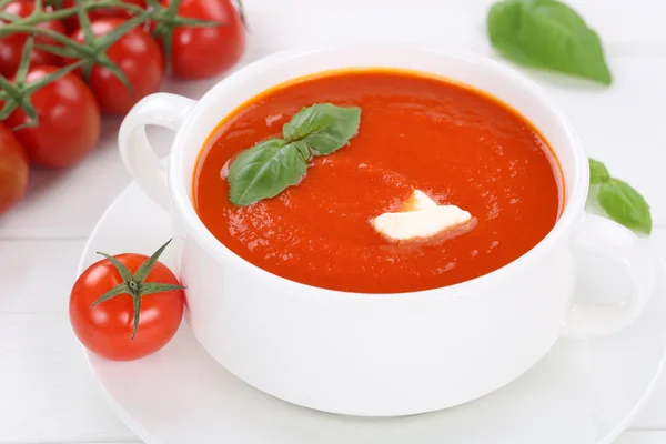 Farina di zuppa di pomodoro con pomodori e basilico in ciotola — Foto Stock