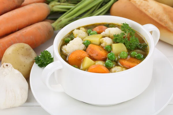 Sopa de legumes com legumes, batatas, cenouras — Fotografia de Stock