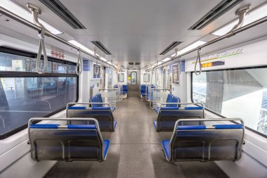 Miami, ABD - 3 Kasım 2025: Miami Metro treni içi Hitachi Miami-Dade Metrorail toplu taşımacılığı Miami, ABD.