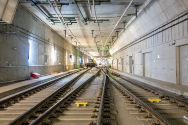 Stuttgart, Almanya - 16 Kasım 2025: Stuttgart, Almanya 'nın Stuttgart kentindeki yeni ana tren istasyonu Stuttgart 21' deki Kuzey tüneli içinde tren rayları.