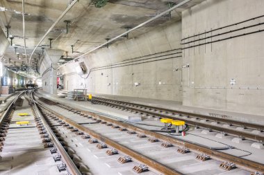 Stuttgart, Almanya - 16 Kasım 2025: Stuttgart, Almanya 'nın Stuttgart kentindeki yeni ana tren istasyonu Stuttgart 21' deki Kuzey tüneli içinde tren rayları.