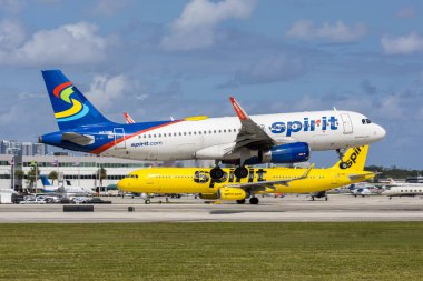Fort Lauderdale, ABD - 5 Kasım 2025: Spirit Airlines Airbus A320 uçakları Fort Lauderdale havaalanında.