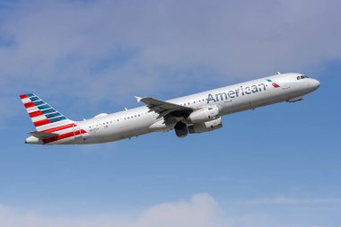 Fort Lauderdale, ABD - 5 Kasım 2025: Amerika Birleşik Devletleri Fort Lauderdale havaalanında Amerikan Havayolları Airbus A321 uçağı.
