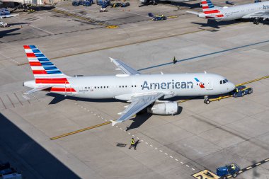 Phoenix, ABD - 9 Kasım 2025: American Airlines Airbus A320, ABD Phoenix Havaalanı.