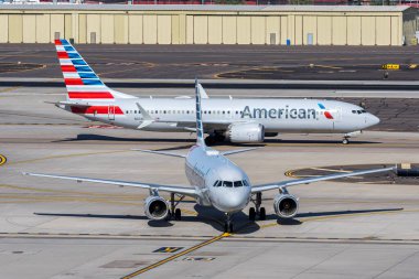 Phoenix, ABD - 9 Kasım 2025: American Airlines Airbus A319 ve Boeing 737-8 MAX uçakları ABD 'deki Phoenix havaalanında.