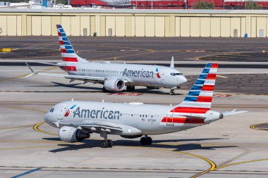Phoenix, ABD - 10 Kasım 2025: American Airlines Airbus A319 ve Boeing 737-8 MAX uçakları ABD 'deki Phoenix havaalanında.