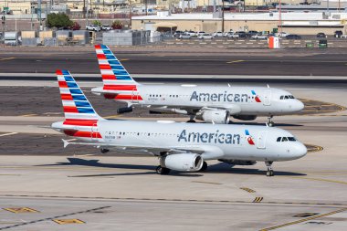 Phoenix, ABD - 10 Kasım 2025: Amerika Birleşik Devletleri 'nde Phoenix havaalanında Amerikan Havayolları A320 ve A319 uçakları.