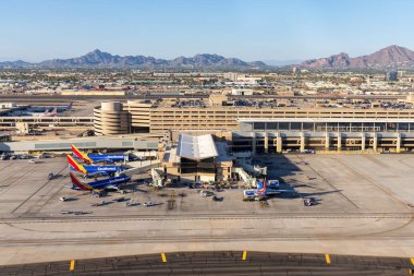 Phoenix, ABD - 10 Kasım 2025: Amerika Birleşik Devletleri 'nde Phoenix havaalanındaki Boeing 737 uçağının hava görüntüsü.