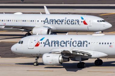 Phoenix, ABD - 10 Kasım 2025: Amerikan Havayolları Airbus A319 ve Boeing 737-800 uçakları ABD Phoenix havaalanında.
