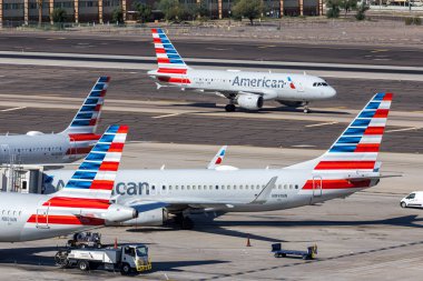 Phoenix, ABD - 9 Kasım 2025: Amerika Birleşik Devletleri Phoenix havaalanında Amerikan Havayolları Boeing ve Airbus uçakları.