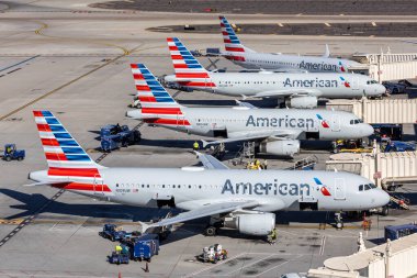 Phoenix, ABD - 9 Kasım 2025: Amerika Birleşik Devletleri Phoenix havaalanında Amerikan Havayolları Boeing ve Airbus uçakları.