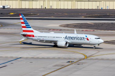Phoenix, ABD - 9 Kasım 2025: Amerikan Havayolları Boeing 737-8 MAX uçağı ABD 'deki Phoenix havaalanında.