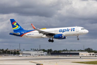 Miami, ABD - 6 Kasım 2025: Spirit Airlines Airbus A320, ABD Miami Havaalanı.