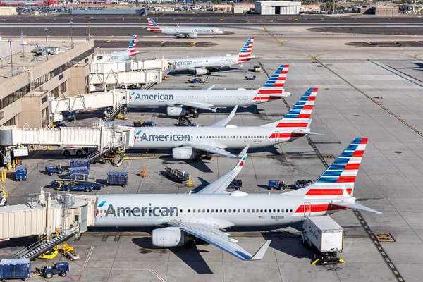 Phoenix, ABD - 9 Kasım 2025: Amerika Birleşik Devletleri Phoenix havaalanında Amerikan Havayolları Boeing ve Airbus uçakları.