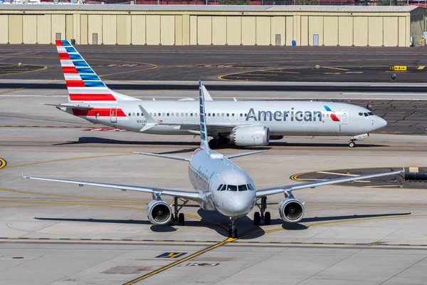 Phoenix, ABD - 9 Kasım 2025: American Airlines Airbus A319 ve Boeing 737-8 MAX uçakları ABD 'deki Phoenix havaalanında.