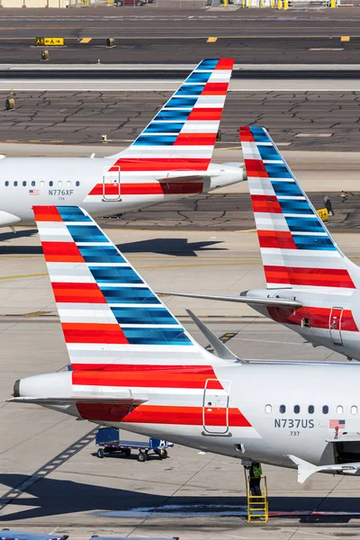 Phoenix, ABD - 10 Kasım 2025: Amerikan Havayolları Boeing ve Airbus uçak kuyrukları ABD 'deki Phoenix havaalanında.