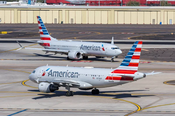 Phoenix, ABD - 10 Kasım 2025: American Airlines Airbus A319 ve Boeing 737-8 MAX uçakları ABD 'deki Phoenix havaalanında.
