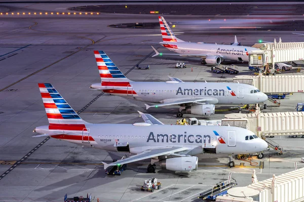 Phoenix, ABD - 9 Kasım 2025: Amerika Birleşik Devletleri Phoenix havaalanında Amerikan Havayolları Boeing ve Airbus uçakları.