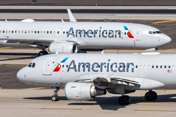 Phoenix, ABD - 10 Kasım 2025: Amerikan Havayolları Airbus A319 ve Boeing 737-800 uçakları ABD Phoenix havaalanında.
