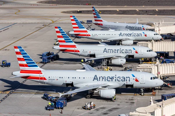 Phoenix, ABD - 9 Kasım 2025: Amerika Birleşik Devletleri Phoenix havaalanında Amerikan Havayolları Boeing ve Airbus uçakları.