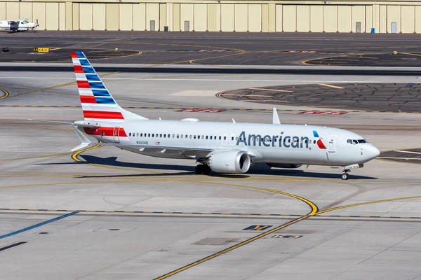 Phoenix, ABD - 9 Kasım 2025: Amerikan Havayolları Boeing 737-8 MAX uçağı ABD 'deki Phoenix havaalanında.