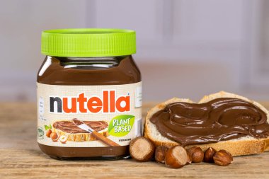 Stuttgart, Almanya - 26 Eylül 2025: Stuttgart, Almanya 'da şirket logosu bulunan 350 gramlık ekmek kavanozuna serpiştirilmiş Nutella bitkisi.