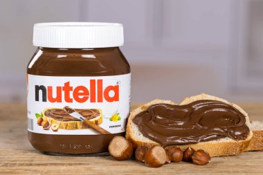 Stuttgart, Almanya - 26 Eylül 2025: Nutella fındık kakaosu, Stuttgart, Almanya 'da şirket logosu bulunan 450g kavanozuna sürüldü.