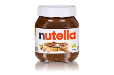 Stuttgart, Almanya - 25 Eylül 2025: Nutella fındıklı kakao, Almanya 'nın Stuttgart kentindeki beyaz arka planda şirket logosu bulunan 450 g kavanozu serpiştirdi.