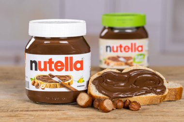 Stuttgart, Almanya - 26 Eylül 2025: Nutella ve Nutella bitkisi tabanlı vejetaryen fındık kakaosu, şirket logosuyla birlikte Stuttgart, Almanya 'da sergilendi.