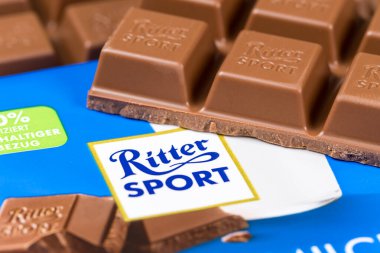Stuttgart, Almanya - 19 Eylül 2025: Ritter Sport sütlü çikolata yakın plan şirket logosu Almanya 'nın Stuttgart kentinde.