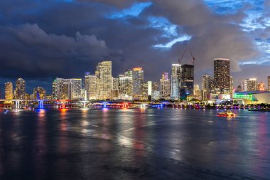Miami gökdelenli gökdelenli şehir manzarası. Okyanus kıyısında gece vakti Amerika Birleşik Devletleri 'nin Miami şehir merkezinde.