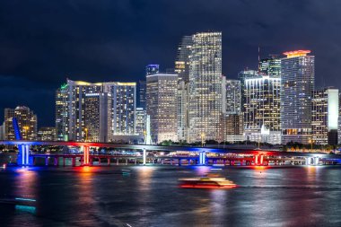 Miami gökdelenli gökdelenli şehir manzarası. Okyanus kıyısında gece vakti Amerika Birleşik Devletleri 'nin Miami şehir merkezinde.