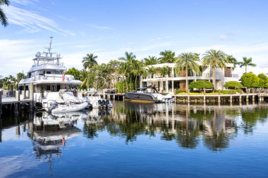 Fort Lauderdale Florida yatları ve villalar. Fort Lauderdale, ABD 'deki Las Olas Bulvarı' nda lüks malikaneler.