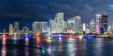 Miami 'nin gökdelenli gökdelenli gökyüzü manzarası. Amerika Birleşik Devletleri' nin Miami şehir merkezinde gece vakti okyanus kıyısında bir panorama.