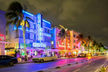 Miami Beach, ABD - 4 Kasım 2025: Miami Beach Florida binaları Art Deco mimari tarzında Ocean Drive 'da..
