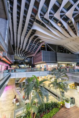 Miami, ABD - 3 Kasım 2025: Miami Brickell Şehir Merkezi Modern Alışveriş Merkezi.