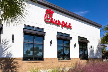 Tampa, ABD - 8 Kasım 2025: Tampa, ABD 'de Chick-fil-A fast food restoran tavuk sandviç zinciri.