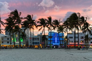 Miami Beach, ABD - 4 Kasım 2025: Miami Beach Florida binaları Art Deco mimari tarzında Ocean Drive 'da..