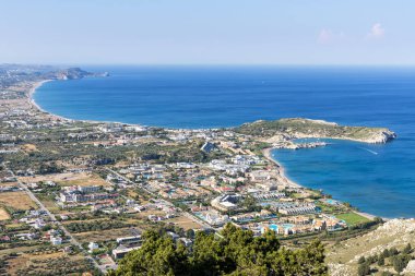 Yunanistan 'ın Ege Denizi Rodos adasındaki tatil günlerinden plajlı Kolymbia tatil kasabası manzarası