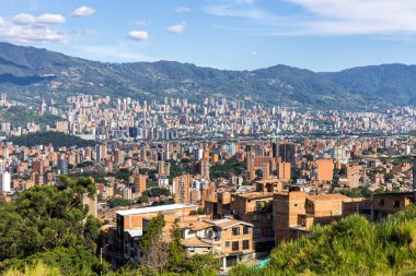 Medellin Skyline şehir manzarası Calasanz 'dan Medellin, Kolombiya' nın merkezindeki Poblado şehrinde gökdelenler üzerine