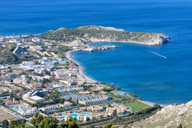 Yunanistan 'ın Ege Denizi Rodos adasındaki tatil günlerinden plajlı Kolymbia tatil kasabası manzarası