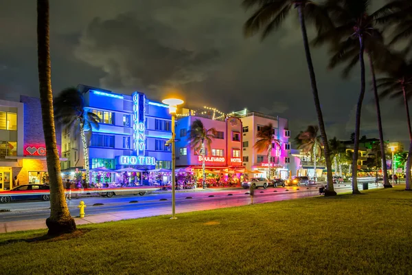 Miami Beach, ABD - 4 Kasım 2025: Miami Beach Florida binaları Art Deco mimari tarzında Ocean Drive 'da..